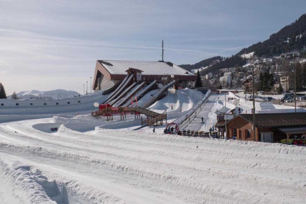 Hiver Enneigé à Gênes : Glissez sur les Pistes et Découvrez la Magie des Montagnes